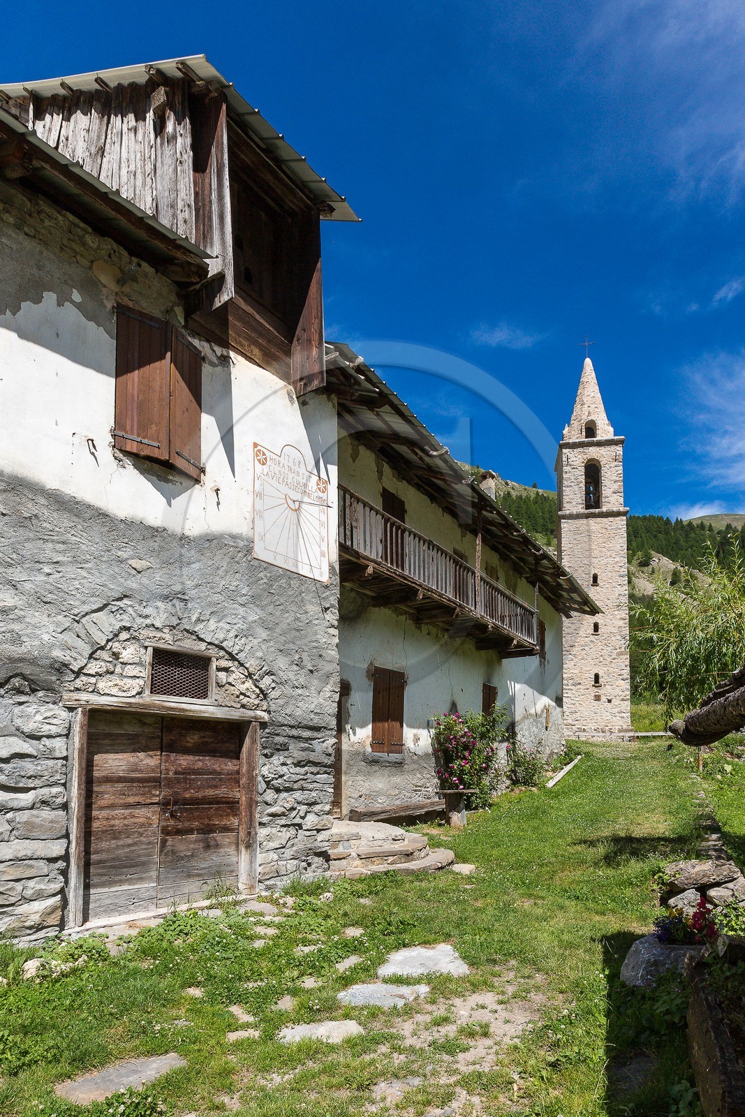 église Saint-Antoine (XVIIe siècle) et l'ancienne Abbaye Chlaisienne du Laverq (XIIe siècle) cadran solaire