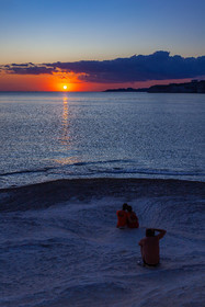Couple au coucher de soleil sur Bonifacio