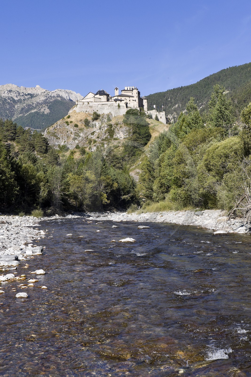 Fort Queyras, Château-Queyras et le torrent le Guil