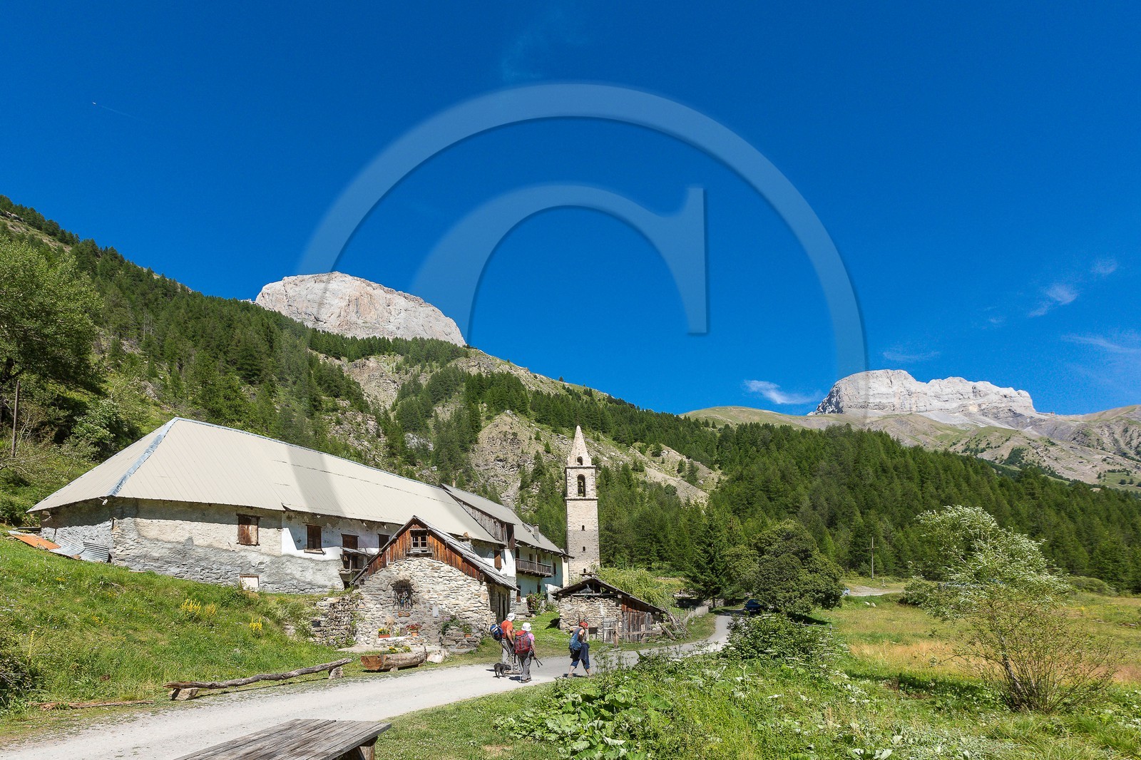 Ubaye, Vallon du Laverq, Chapelle des Pénitents, église Saint-Antoine (XVIIe siècle) et l'ancienne Abbaye Chlaisienne du Laverq (XIIe siècle)