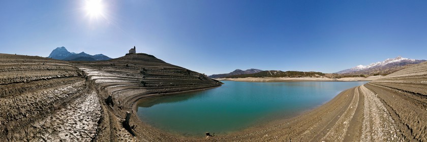 Lac de Serre-Ponçon, la baie et la Chapelle Saint-Michel,