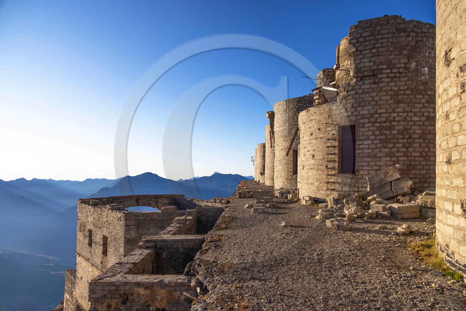 Fort du Chaberton et les ruines de l'ancien camp militaire