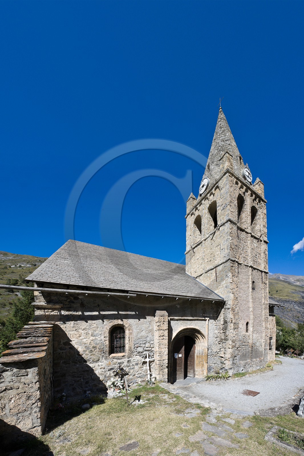 La Meije, La Grave, L'église romane  Notre-Dame-de-l'Assomption date du XIe et début XIIe siècle