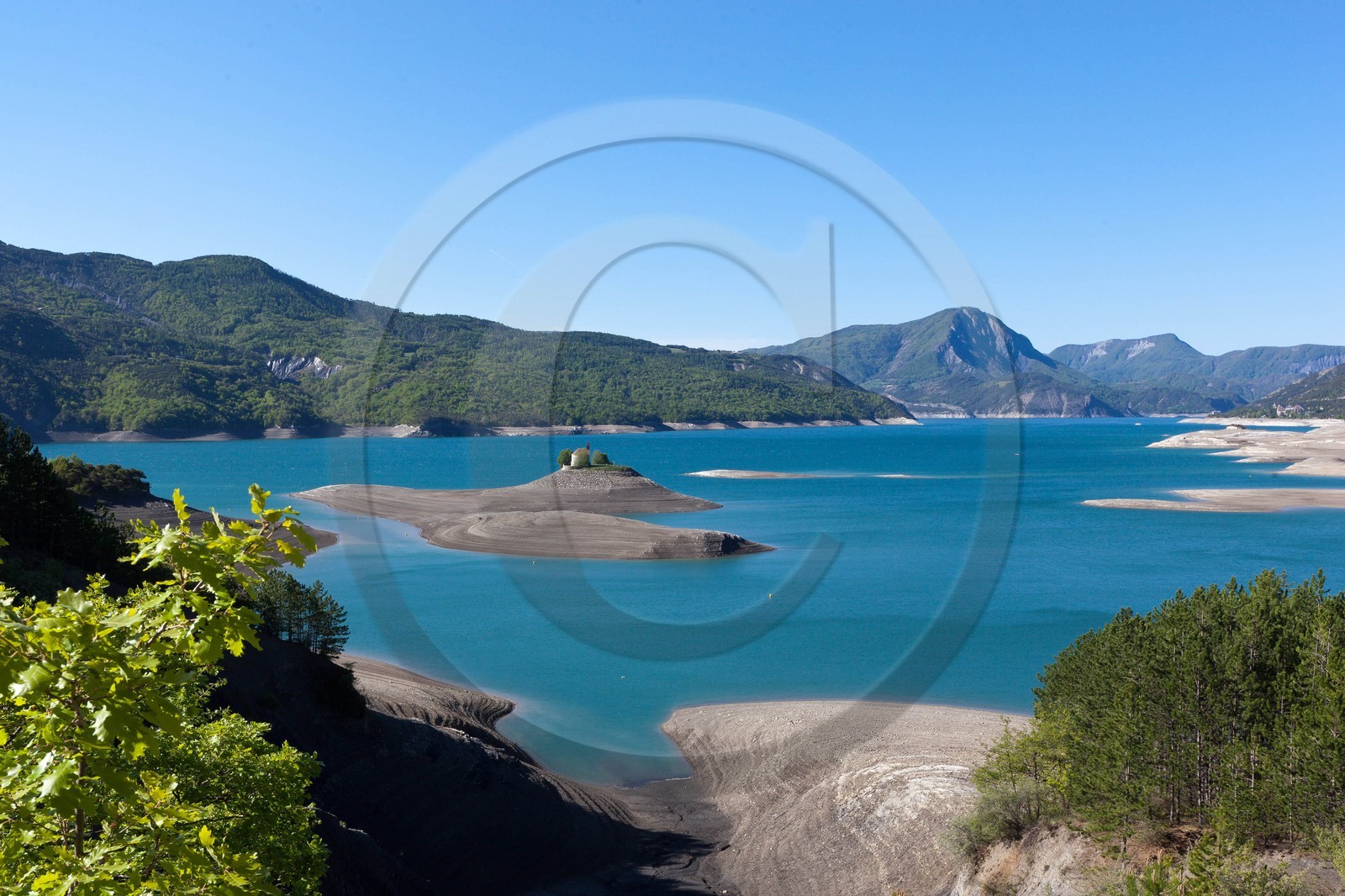 Lac de Serre-Ponçon, la baie et la Chapelle Saint-Michel,