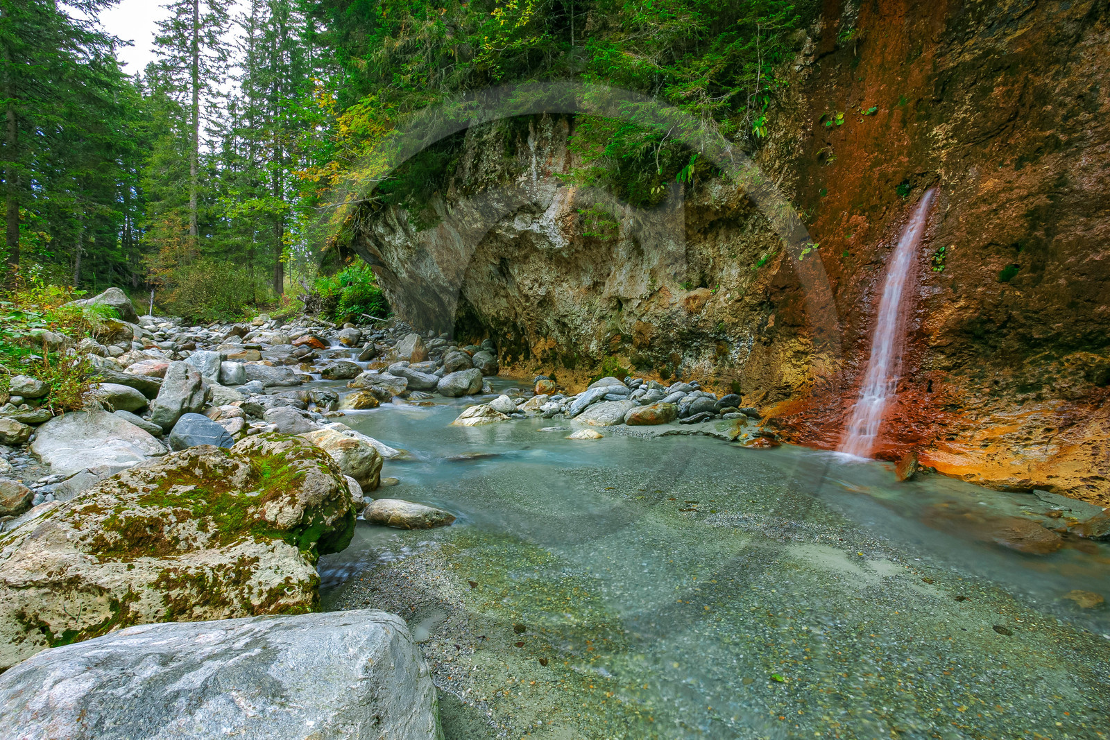 Réserve naturelle des Contamines-Montjoie, source ferrugineuse dans le torrent de Tré-la-Tête