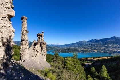 Le Sauze-du-Lac, site classé des Demoiselles Coiffées,  appelées également cheminées de fées