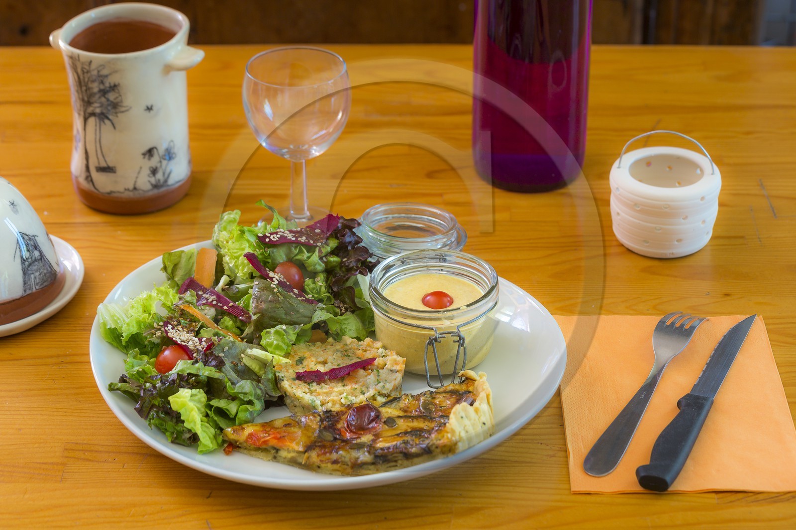 Gîte Auberge de l'Eau Blanche, Salade de saison, tarte aubergine bleue, taboulé libanais et soupe de brebis