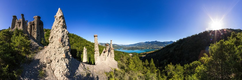 Le Sauze-du-Lac, site classé des Demoiselles Coiffées,  appelées également cheminées de fées