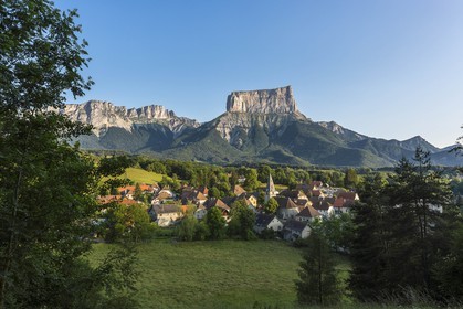 village de Chichilianne (plus beaux village de France) au pied du Mont-Aiguille