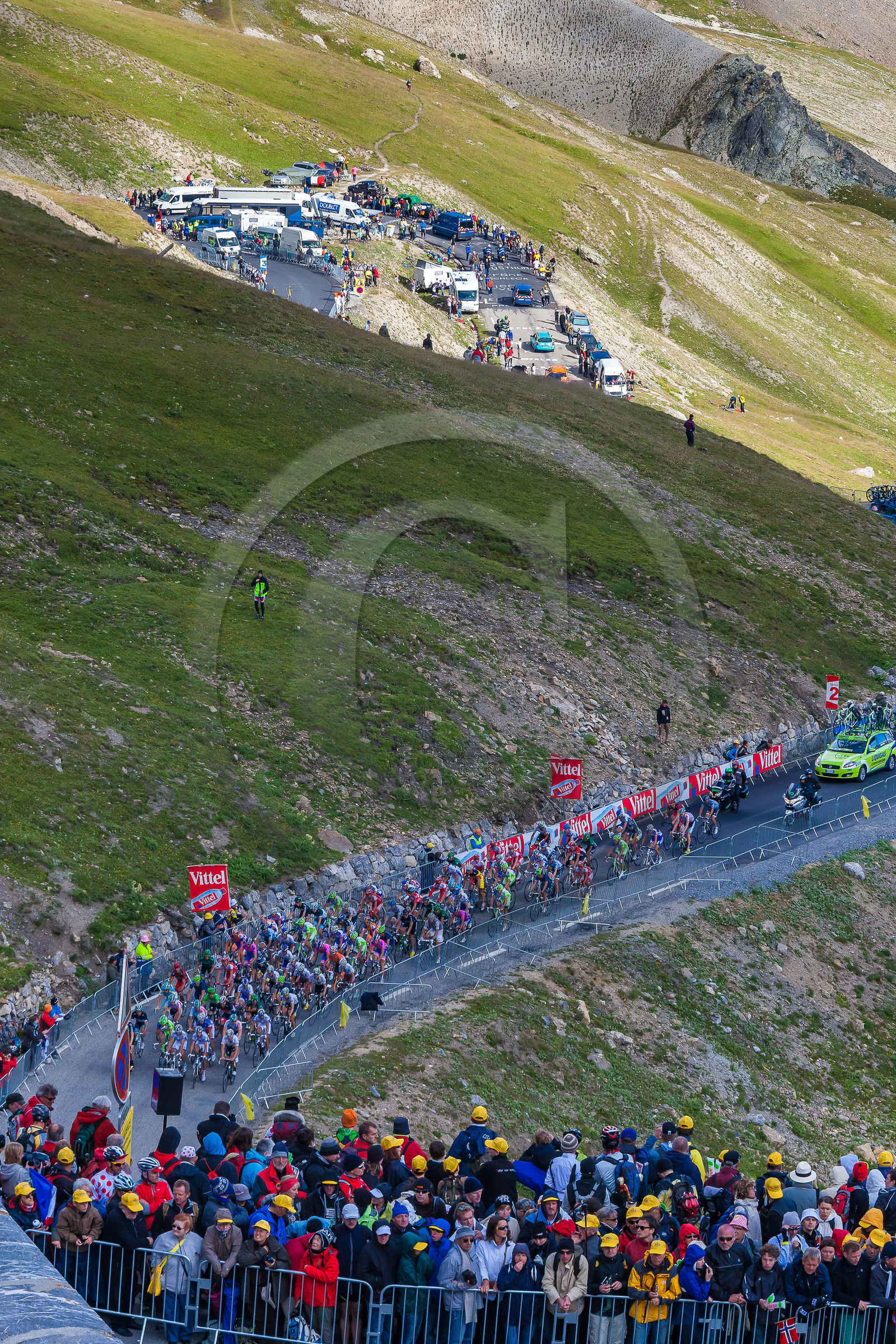 Tour de France 2011, arrivée au sommet du col du Galibier (altitude 2 6421 m)