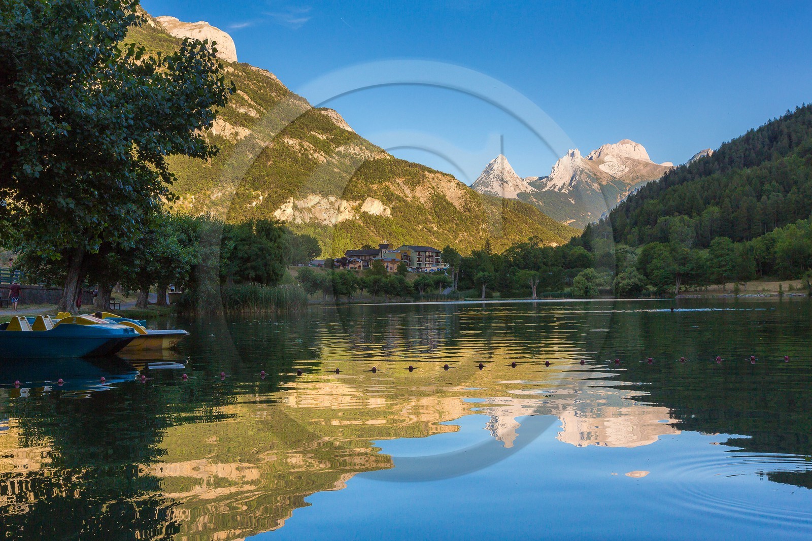Lauzet-sur-Ubaye, Lac du Lauzet, l'hôtel la Lauzetane, la Petite et Grande Séolane