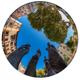 Esplanade de la Paix, Complicité : sculpture de Mithon
