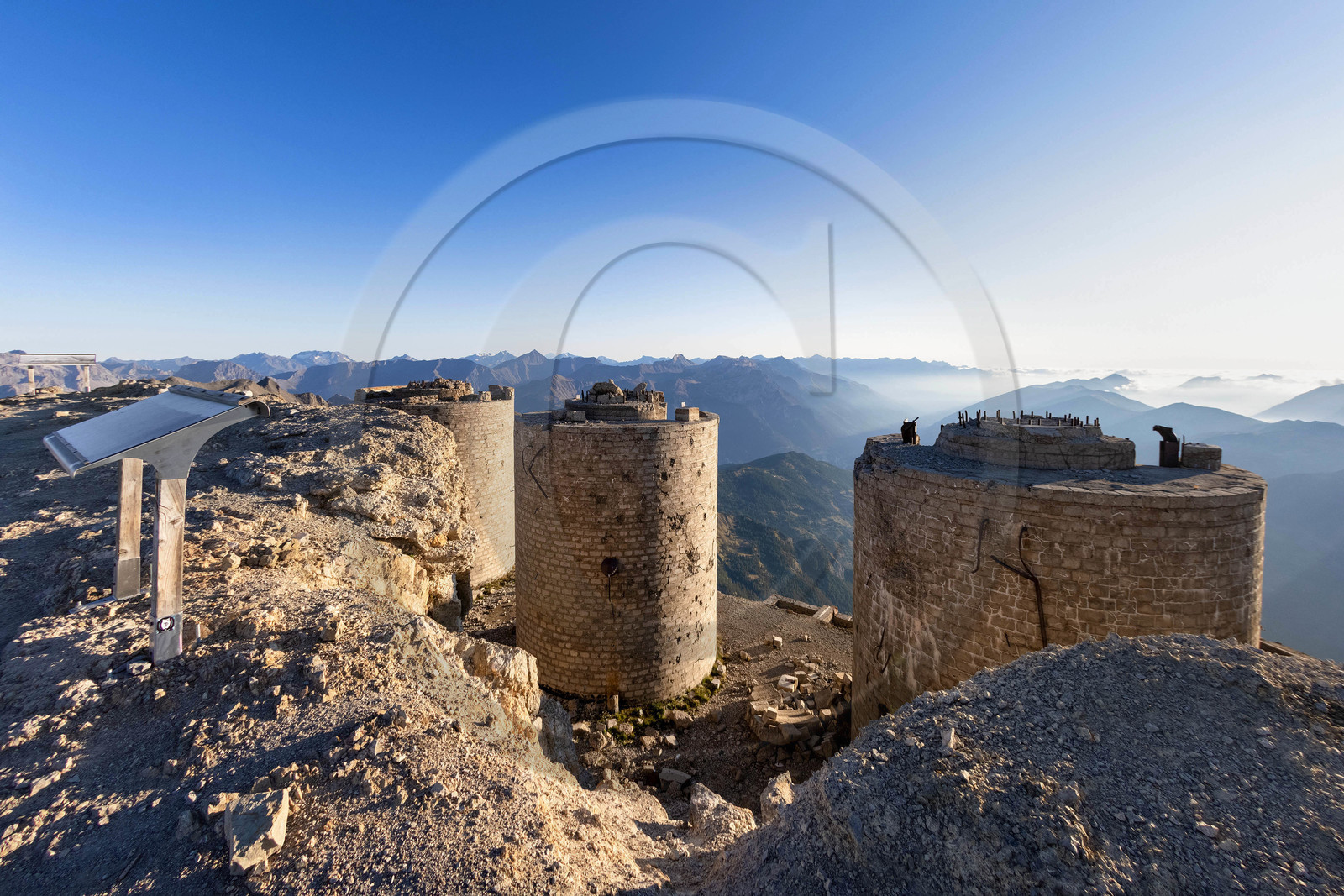 Fort du Chaberton et les ruines de l'ancien camp militaire