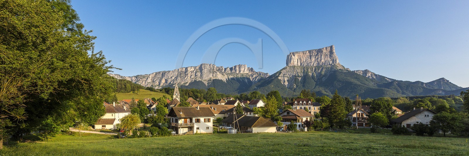 village de Chichilianne (plus beaux village de France) au pied du Mont-Aiguille