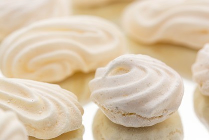 Meringues au safran et reine des prés