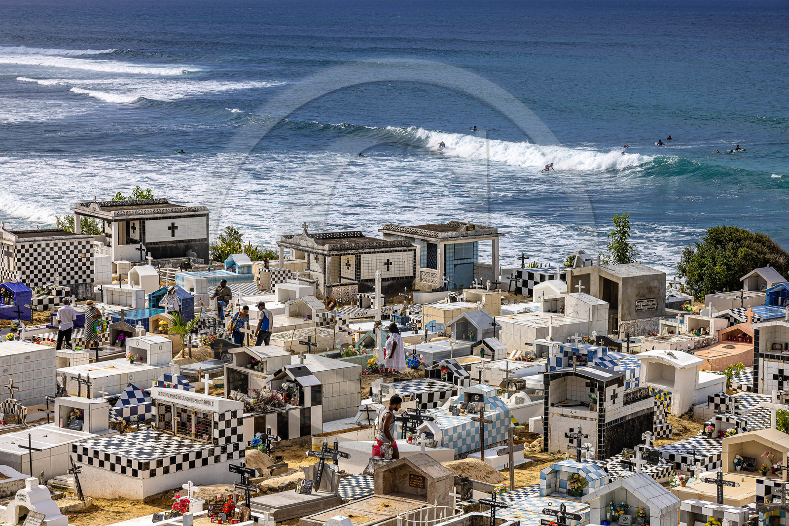 Guadeloupe, surfeurs à Anse Bertrand, cimetière