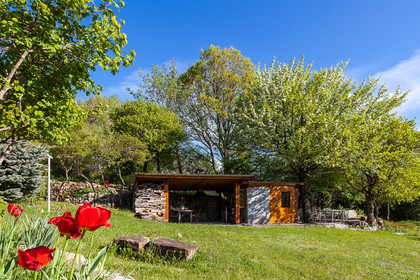 Chalet Carpe Diem, Gîte de France 3 ***, la terrasse ombragée, le four à pain et la cuisine d'été couverte