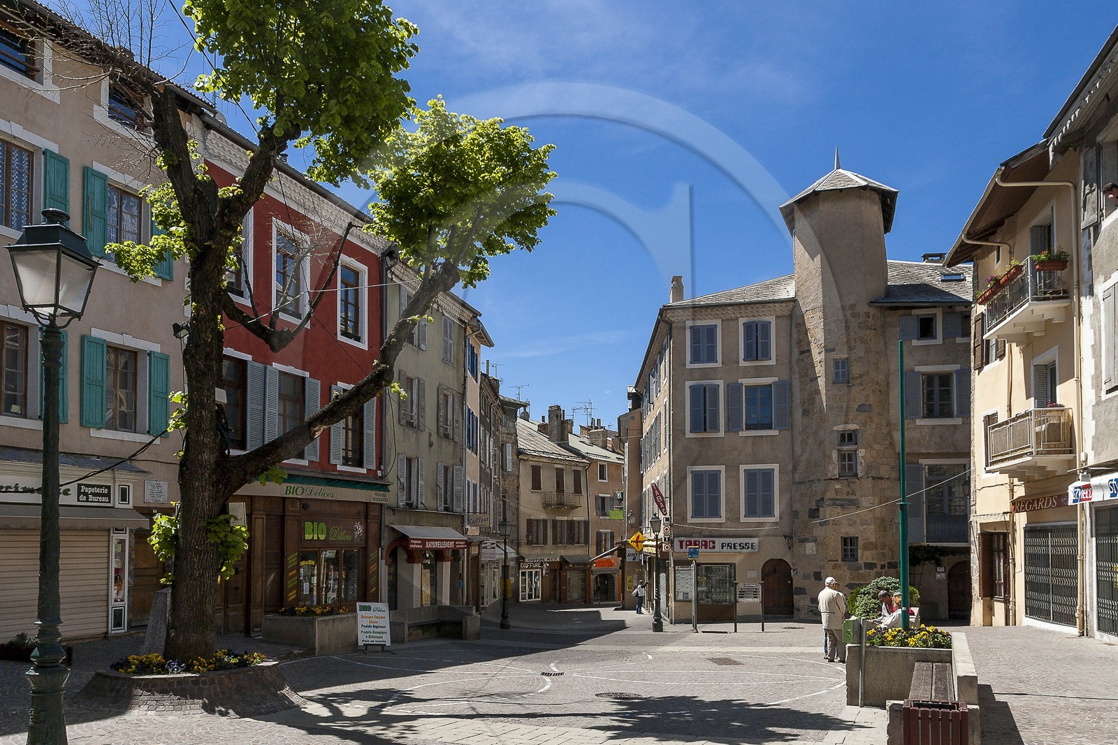 Ville d'Embrun, rue Clovis Hugues et la place de la Mazelière