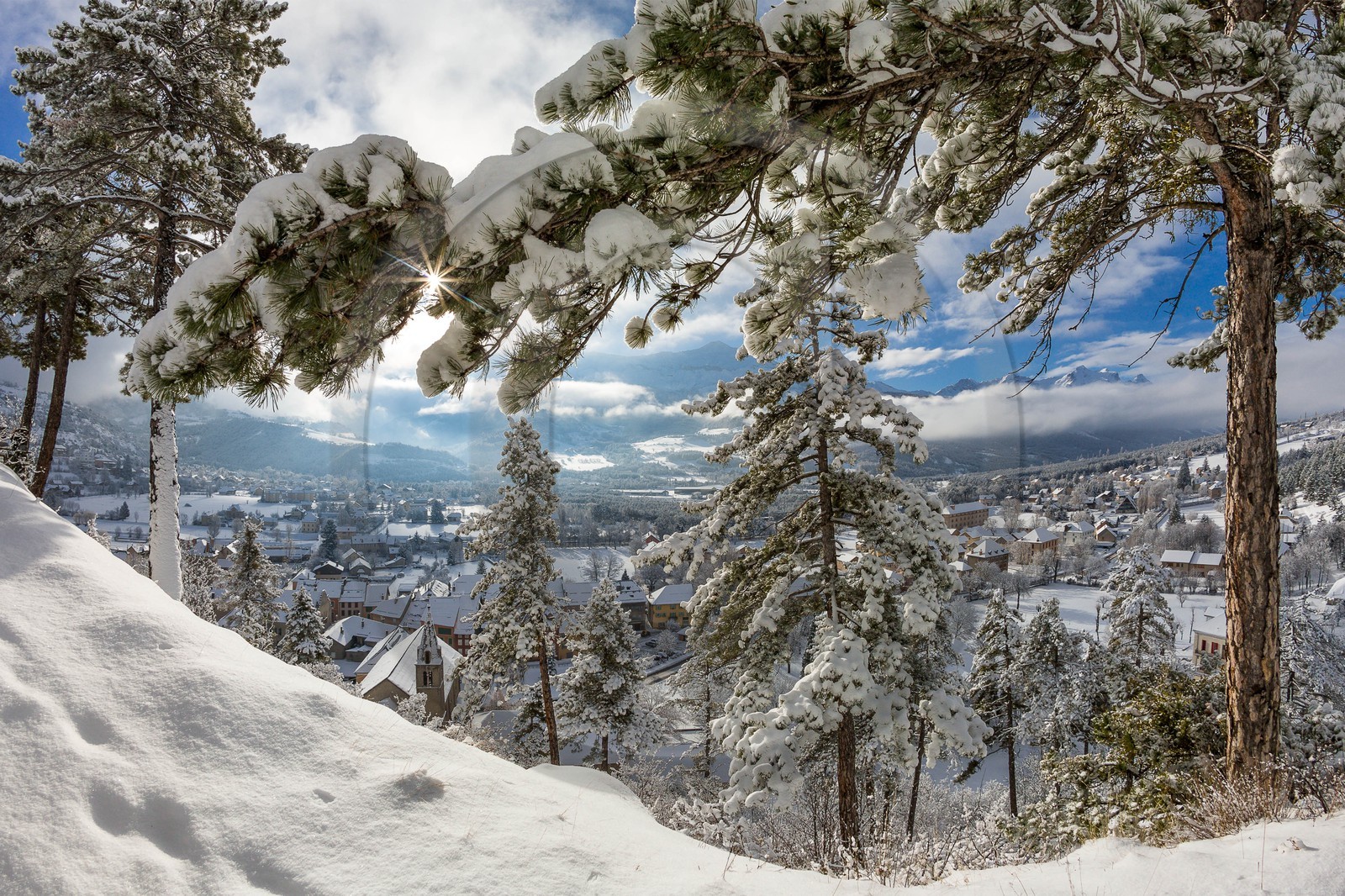 Jausiers, vue du Clocher, église Saint-Nicolas de Myre vue du Clocher du chemin du Chastel