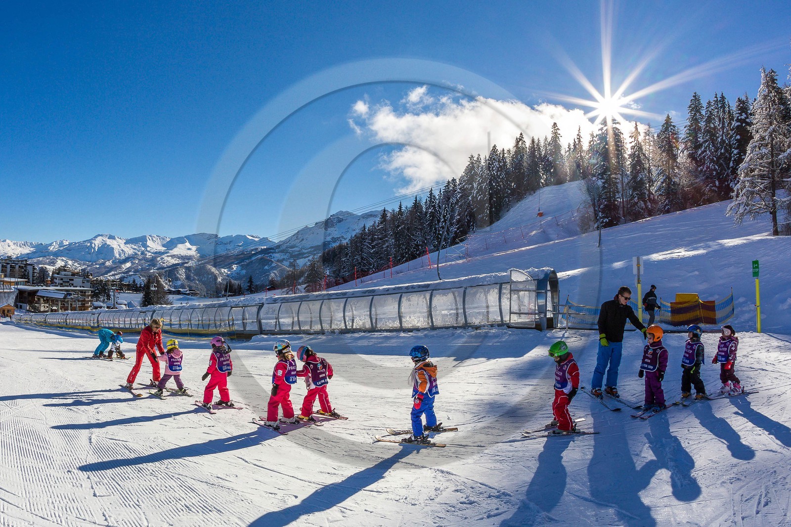 Uvernet-Fours, station de ski de Praloup, école de ski sur le front de neige