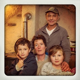 Le Desert, Christine Hustache et Yves Puissant avec leurs enfants Manon et Gaspard, éléveurs ovins