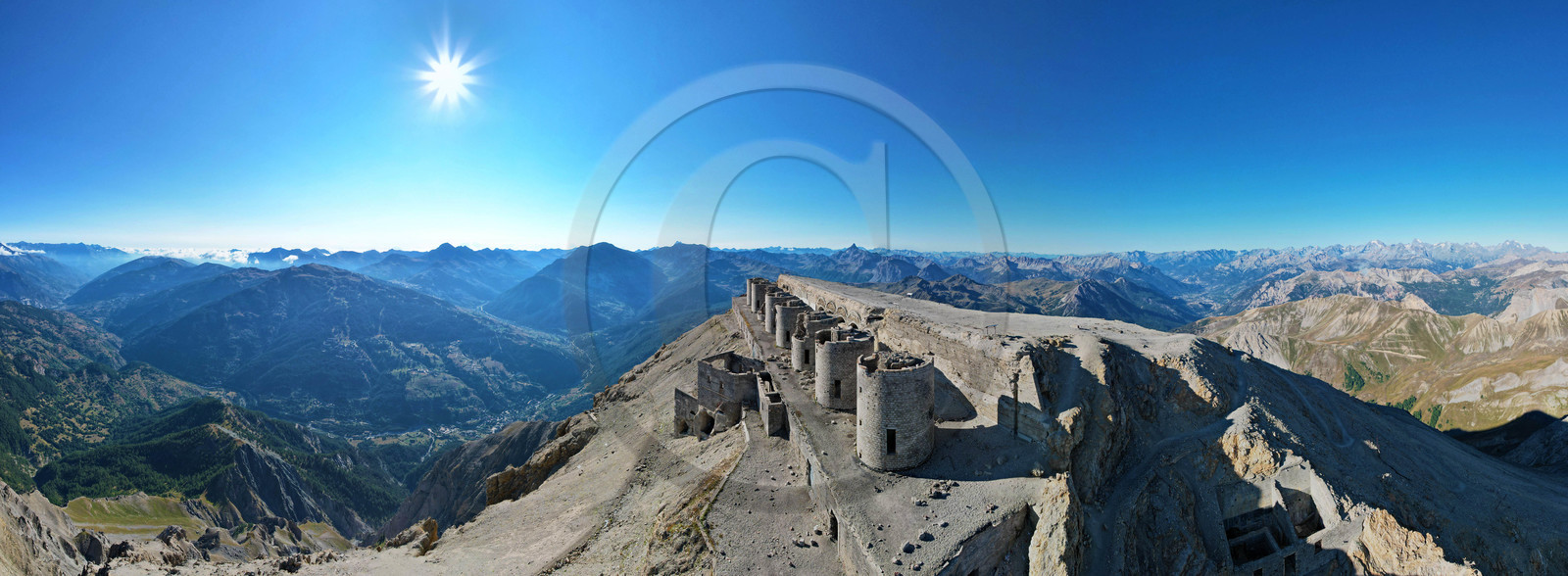 Fort du Chaberton et les ruines de l'ancien camp militaire