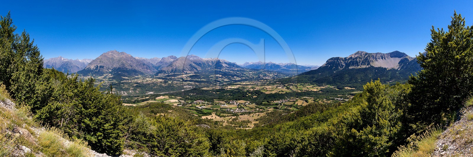 Vallée du Champsaur, le bocage et le village Le Noyer