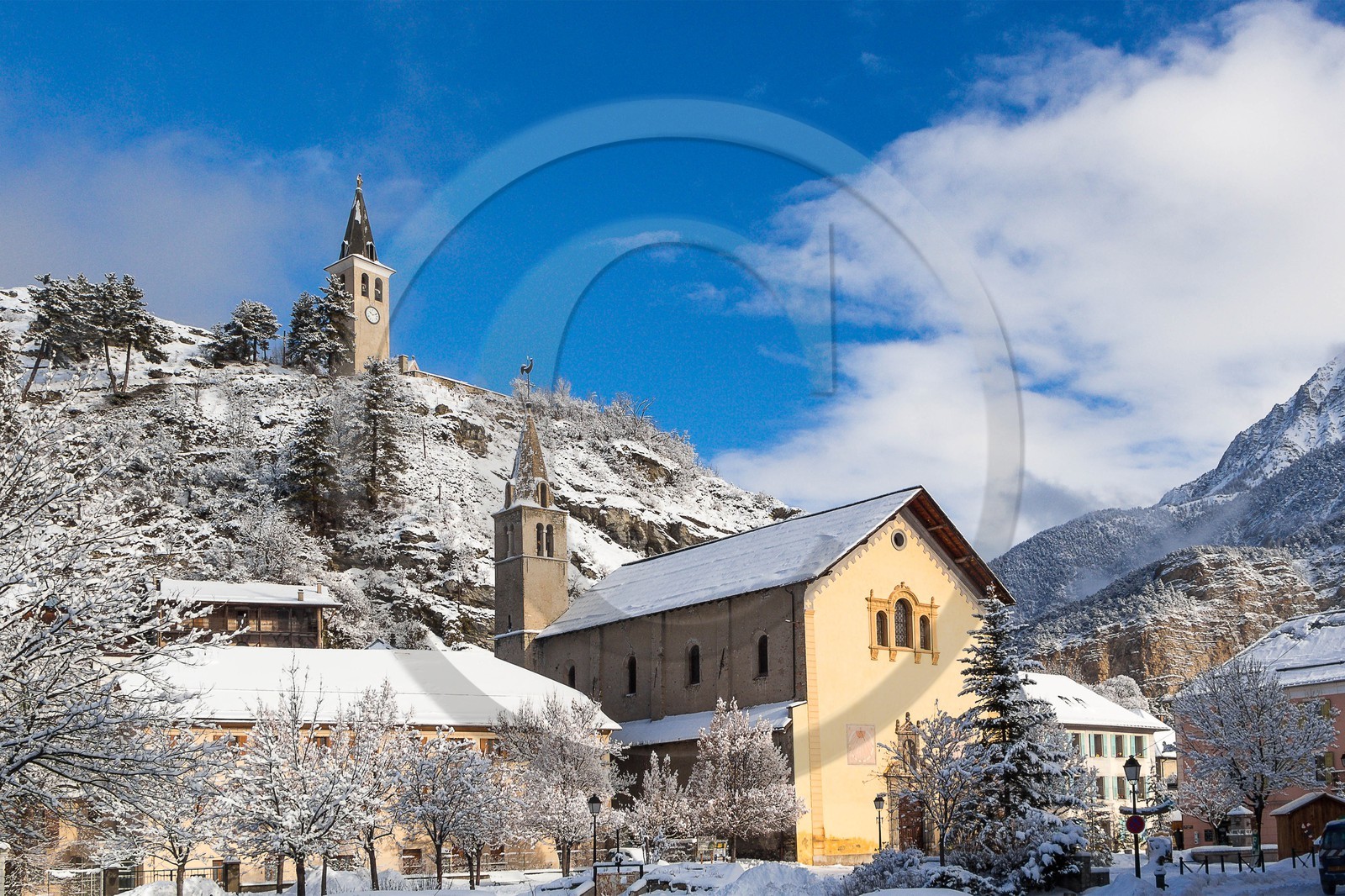 Jausiers, vue du Clocher, église Saint-Nicolas de Myre et le Chastel