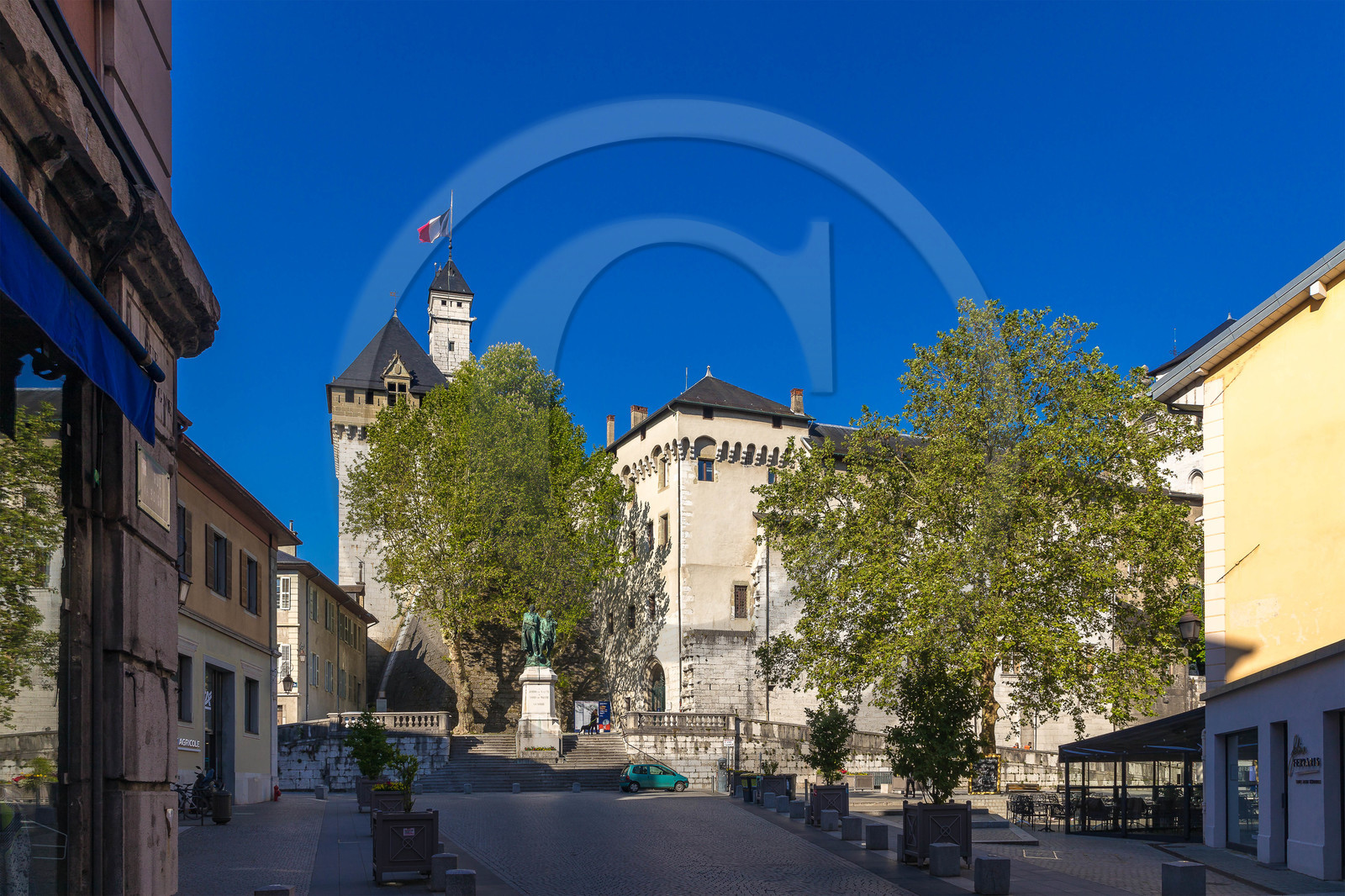 Chambéry, place du Château et La Tour des Archives
