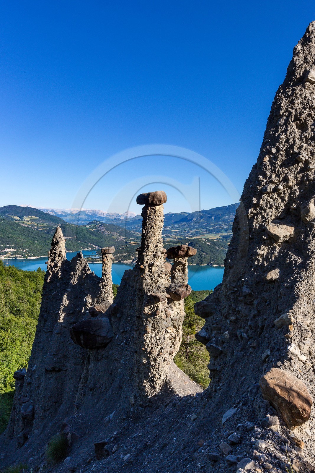 Le Sauze-du-Lac, site classé des Demoiselles Coiffées,  appelées également cheminées de fées