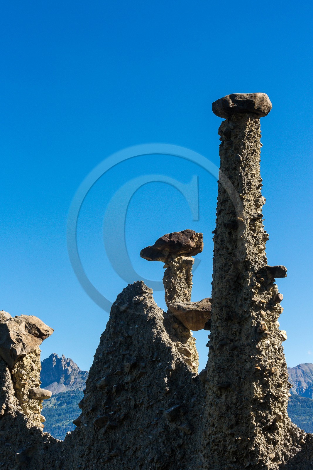 Le Sauze-du-Lac, site classé des Demoiselles Coiffées,  appelées également cheminées de fées