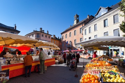 Embrun, la place de la mairie, le marché.