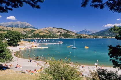 Lac de Serre-Ponçon, la baie et la Chapelle Saint-Michel,