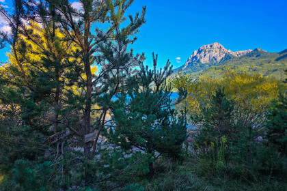 Lac de Serre-Ponçon, sentier pédestre des Curates,  plage naturiste