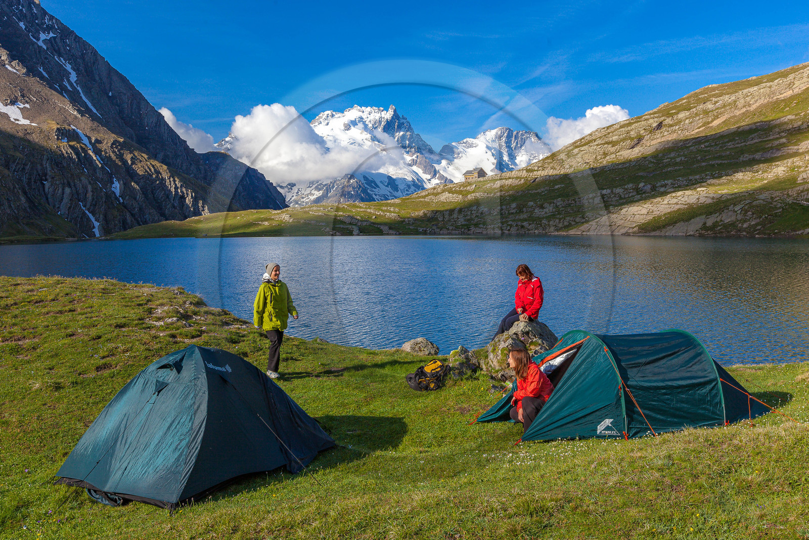 Bivouac au lac du Goléon avec la Meije en fond