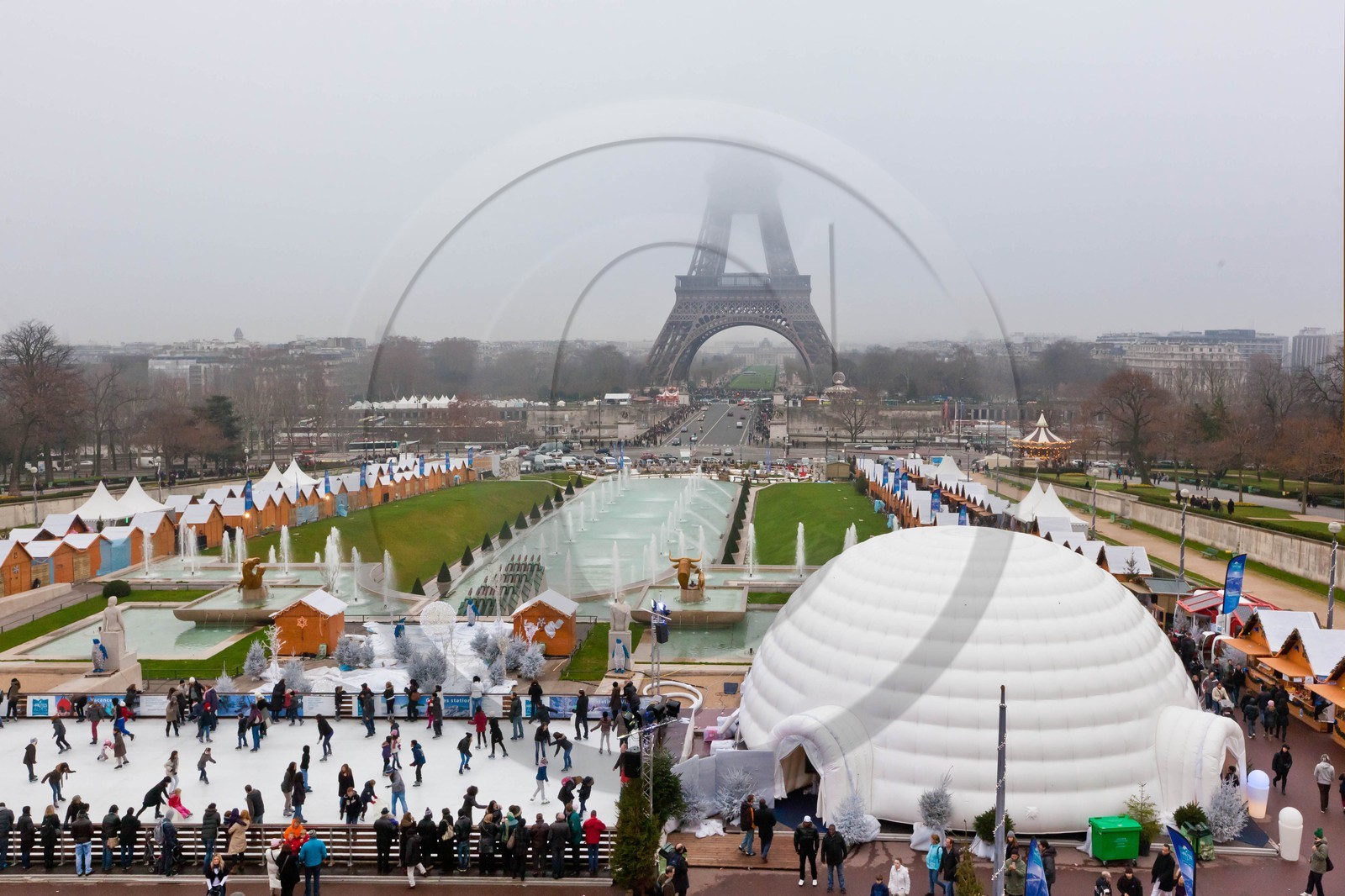 Paris, 2011, le village de Noël du Trocadéro et son univers de neige et glace
