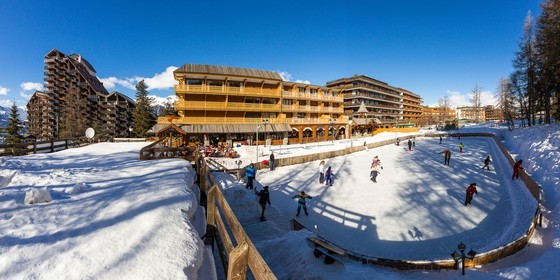 Uvernet-Fours, station de ski de Praloup, patinoire extérieure