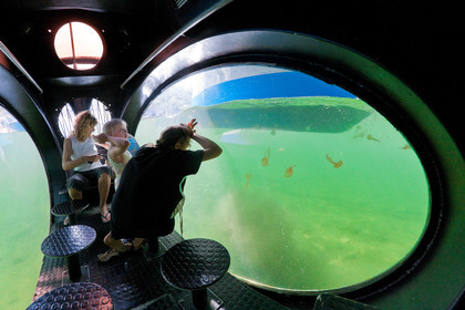 Parc national de Port-Cros, Bateau Aquascope : grâce à la coque transparentedu bateau, visite des fonds sous marins