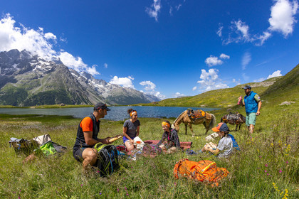Trek famille avec animaux de bats