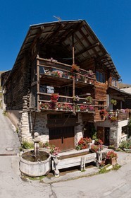 Saint-Véran, 2 042 m d'altitude,  plus haute commune  d'Europe