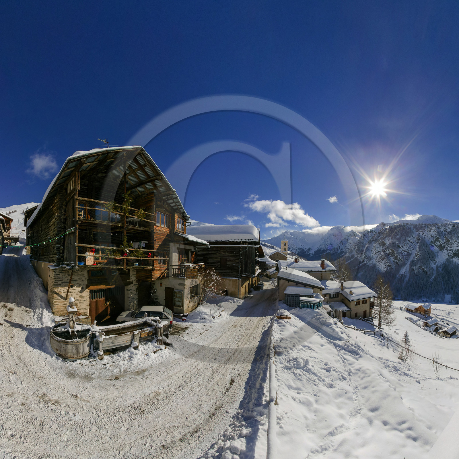 Saint-Véran, 2 042 m d'altitude,  plus haute commune  d'Europe