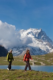 Randonnée au lac du Goléon devant la Meije