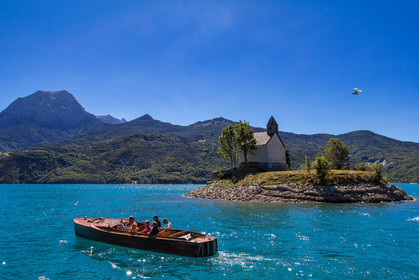 Out Emotion, croisière en vedette en acajou