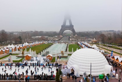 Paris, 2011, le village de Noël du Trocadéro et son univers de neige et glace