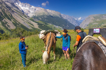 Trek famille avec animaux de bats