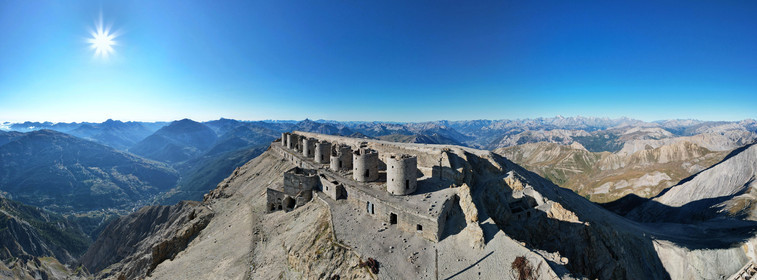 Fort du Chaberton et les ruines de l'ancien camp militaire