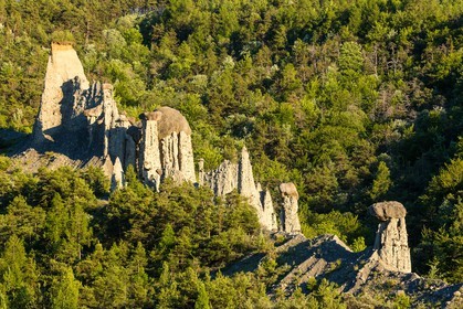 Le Sauze-du-Lac, site classé des Demoiselles Coiffées,  appelées également cheminées de fées