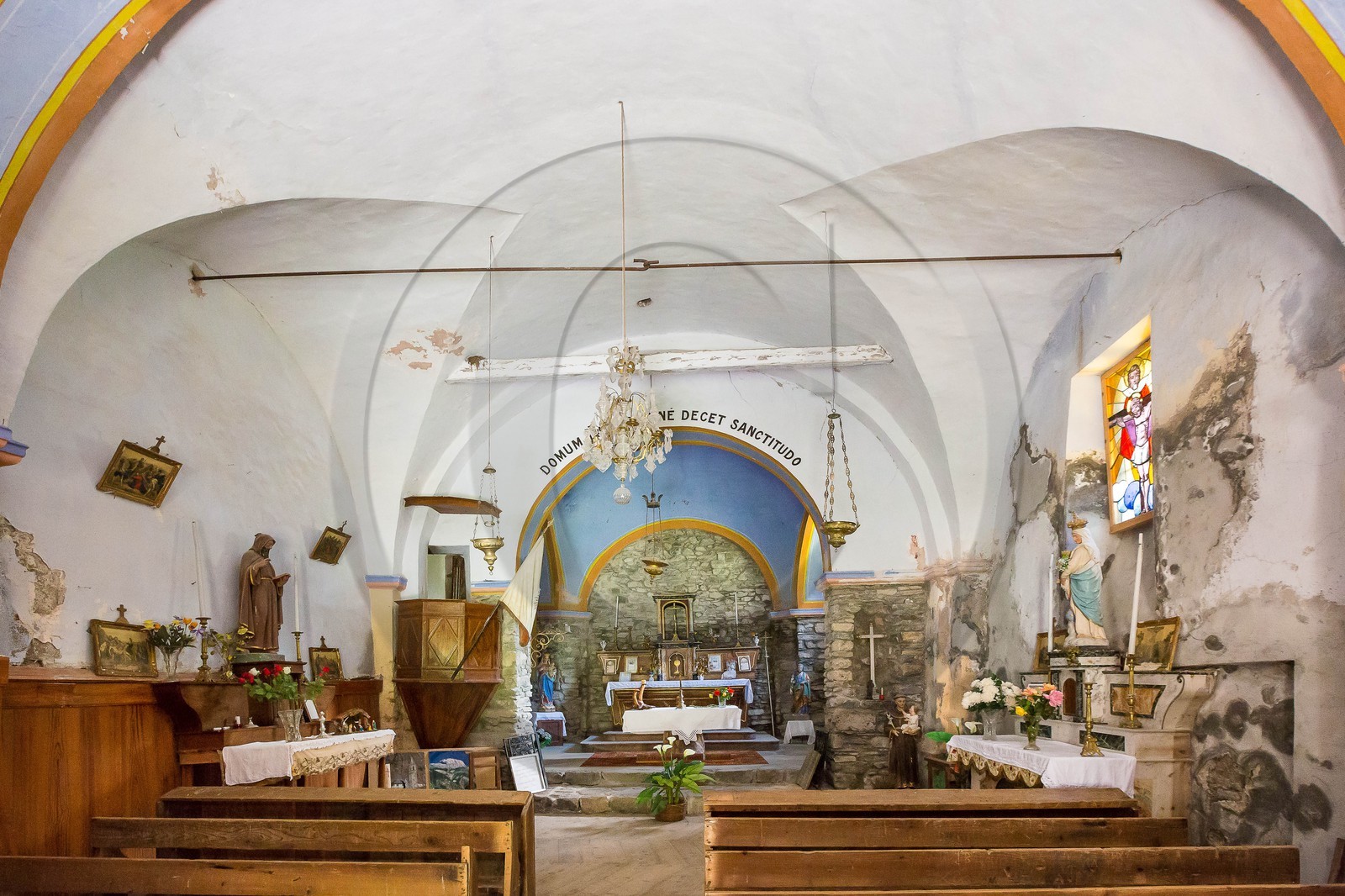 Ubaye, Vallon du Laverq, Chapelle des Pénitents, église Saint-Antoine (XVIIe siècle) et l'ancienne Abbaye Chlaisienne du Laverq (XIIe siècle)