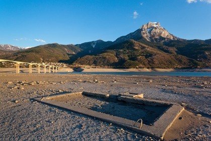 Lac de Serre-Ponçon, Savines-le-Lac, fondations de l'ancien village de Savines