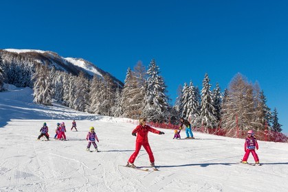 Uvernet-Fours, station de ski de Praloup, école de ski sur le front de neige